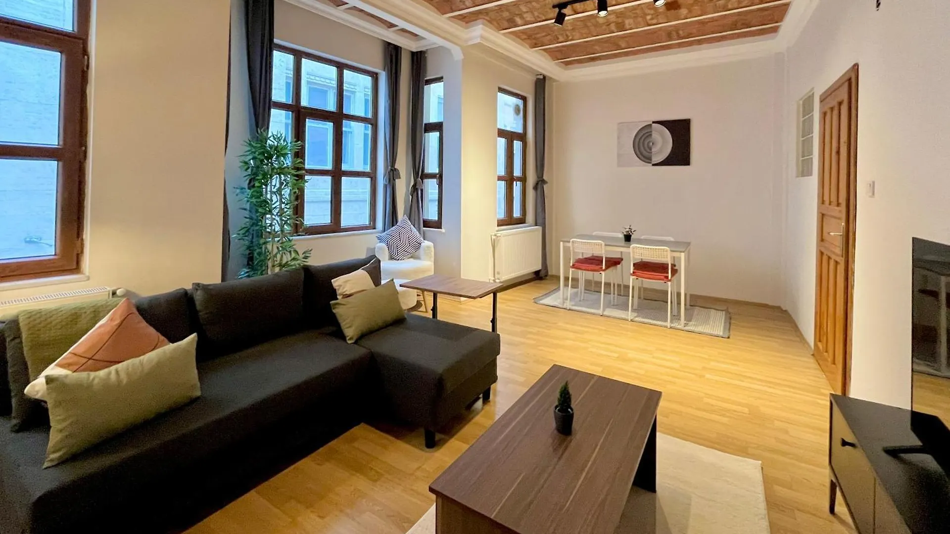 Apartment W/ New Furnitures Next To Istiklal Street And Taksim Square Istambul