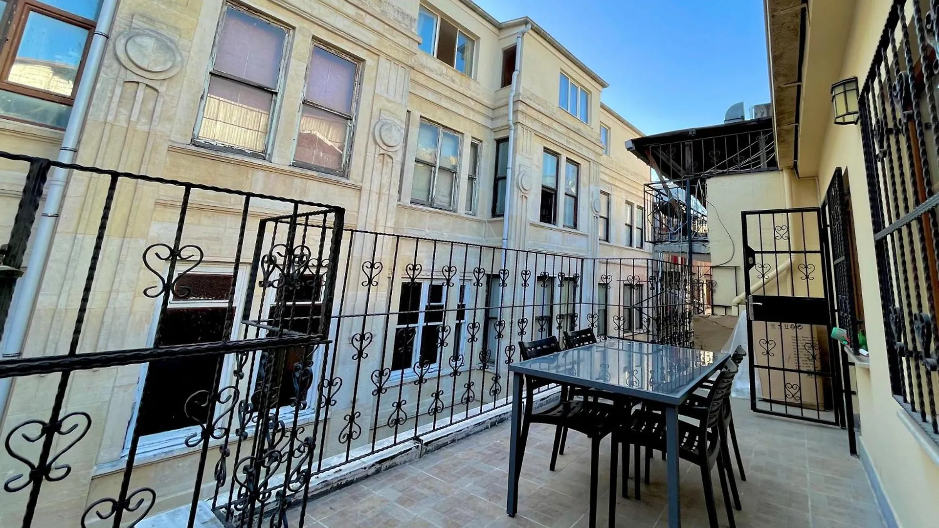 Apartment W/ New Furnitures Next To Istiklal Street And Taksim Square 이스탄불 아파트호텔